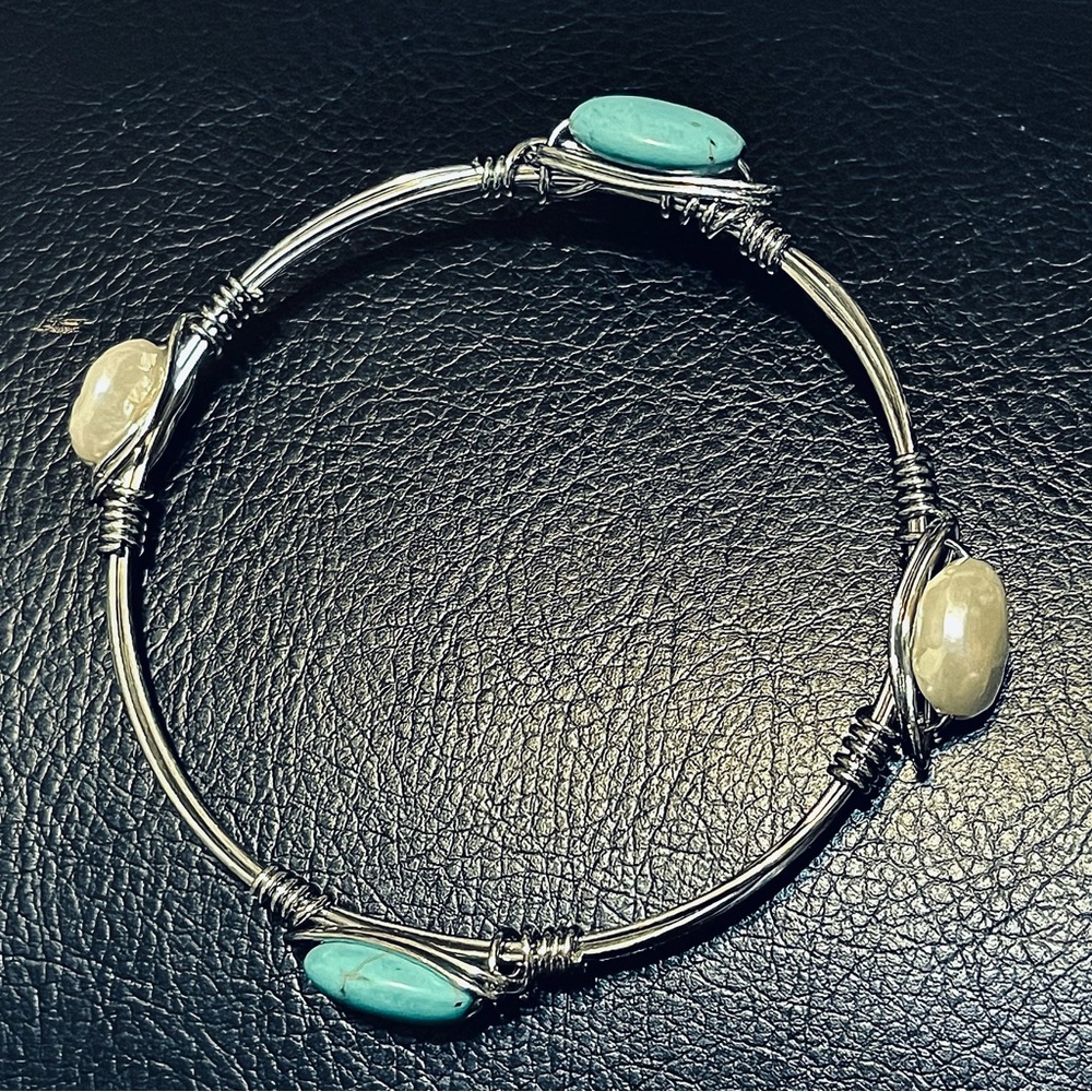 Beautiful wire and stones bracelet
